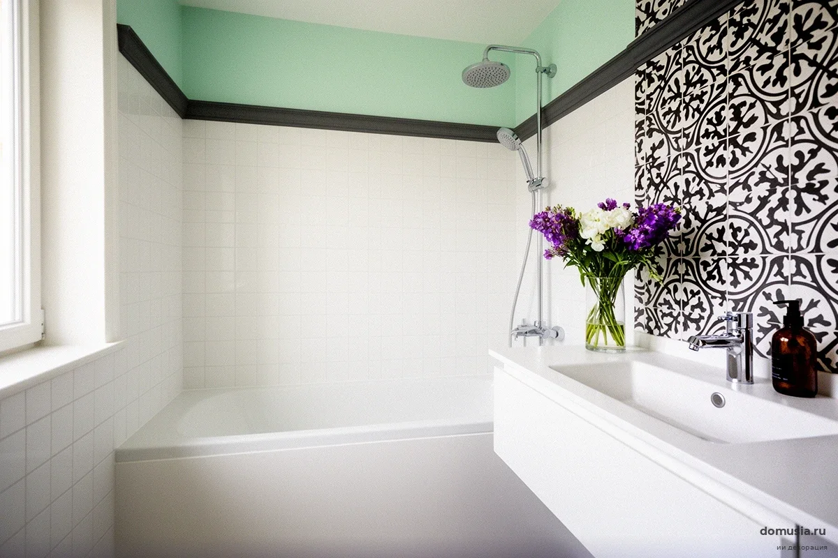 Три бытовых компонента выжигают черную плесень в ванной за 15 минут: секрет реактивной пасты